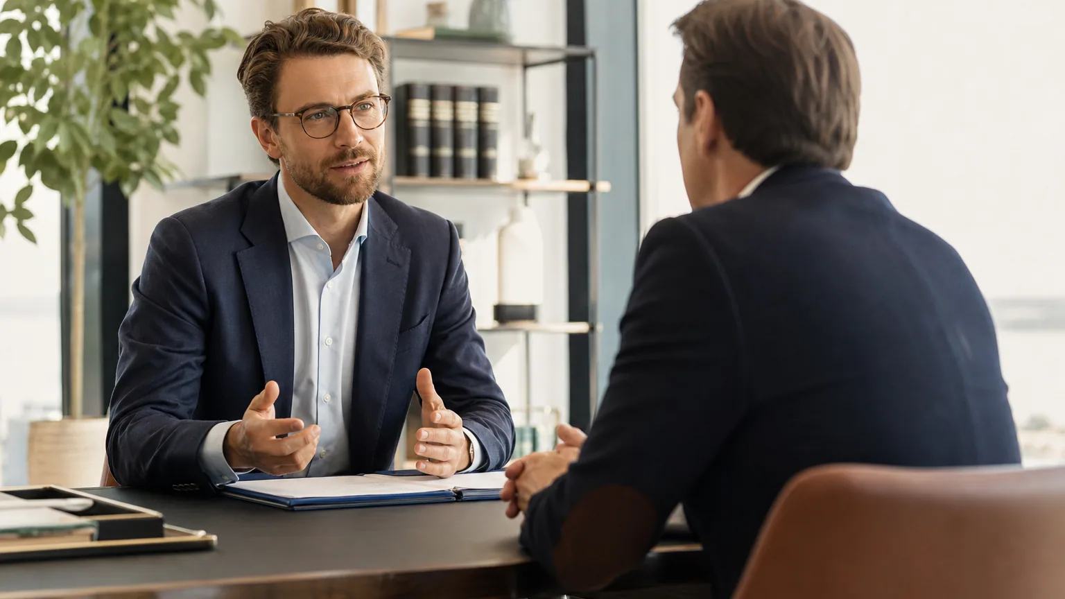 Dirigeant d'entreprise en consultation avec un avocat pris en charge par son assurance protection juridique