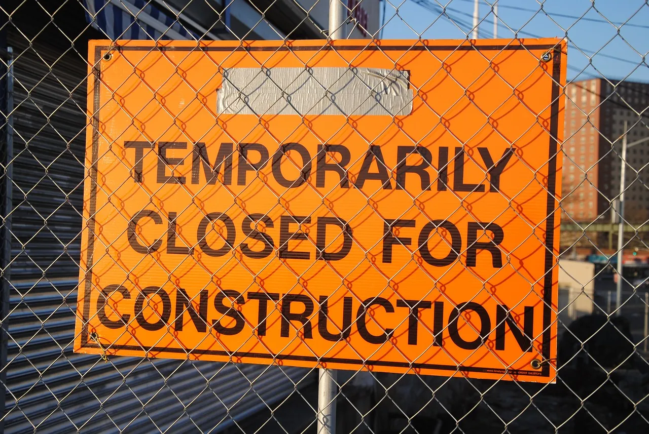 Entreprises : quels sont les avantages d’opter pour un panneau de chantier de type KC1 ?