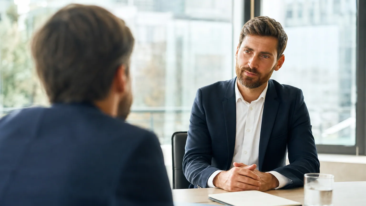 Cadre en entretien avec son employeur pour la mise en place d'une convention de forfait jours
